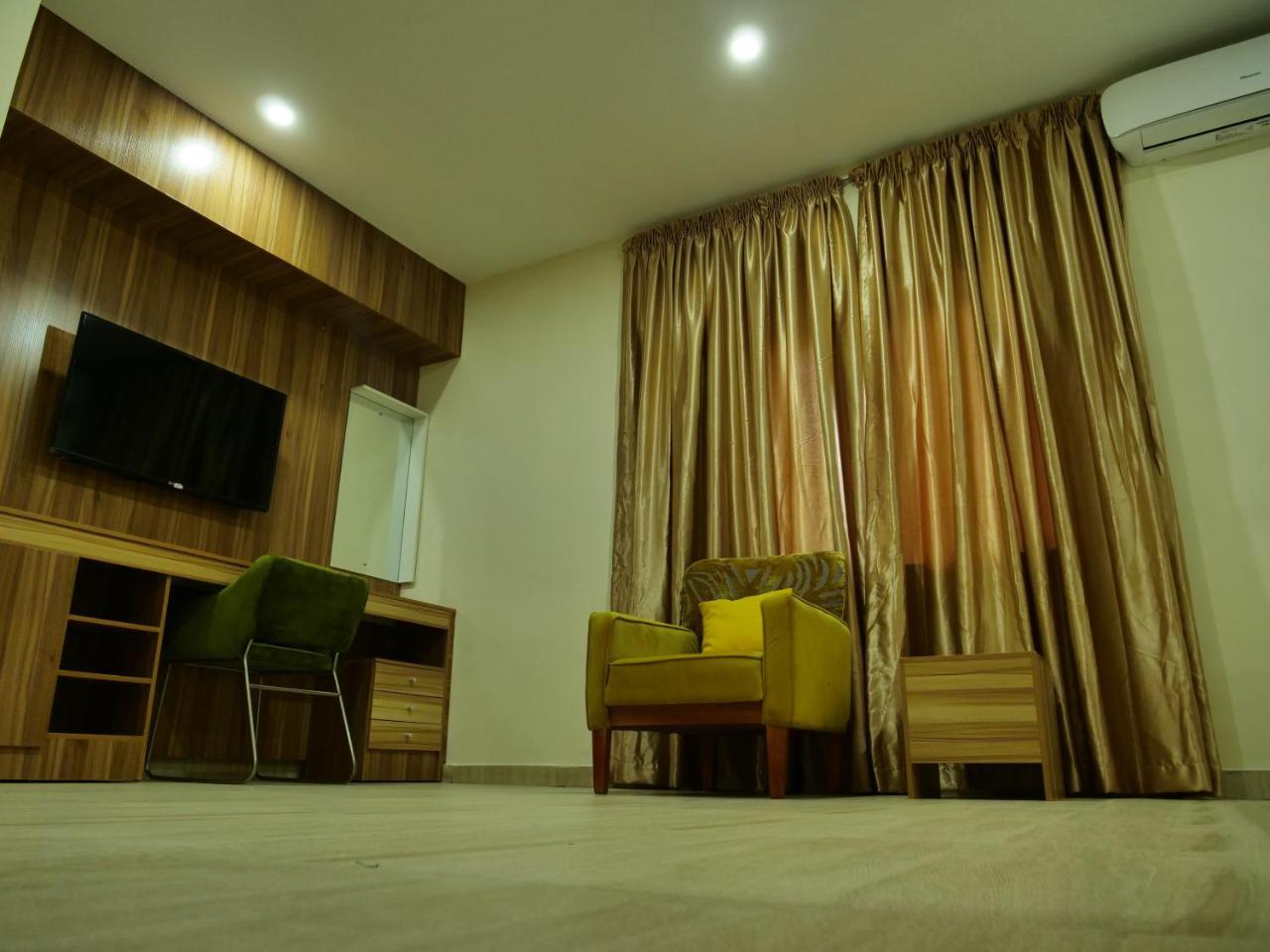 Alexia'S Place Hotel Lagos Exterior photo
